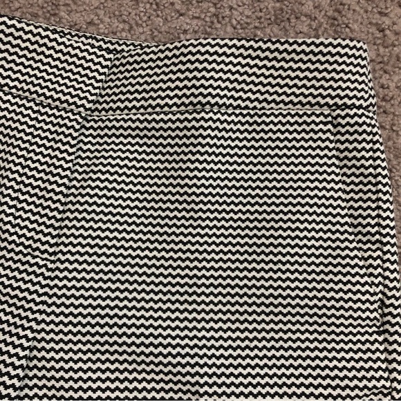 Ann Taylor Black White Chevron Boardwalk Short - Picture 5 of 10
